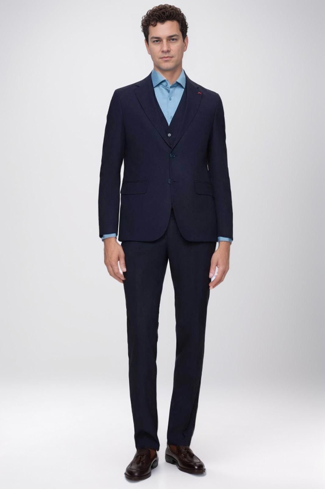 Tailored Men's Suit A Modern Take on Classic Style